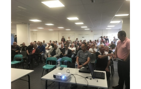 DES PARTICIPANTS ATTENTIFS À L’ASSEMBLÉE GÉNÉRALE